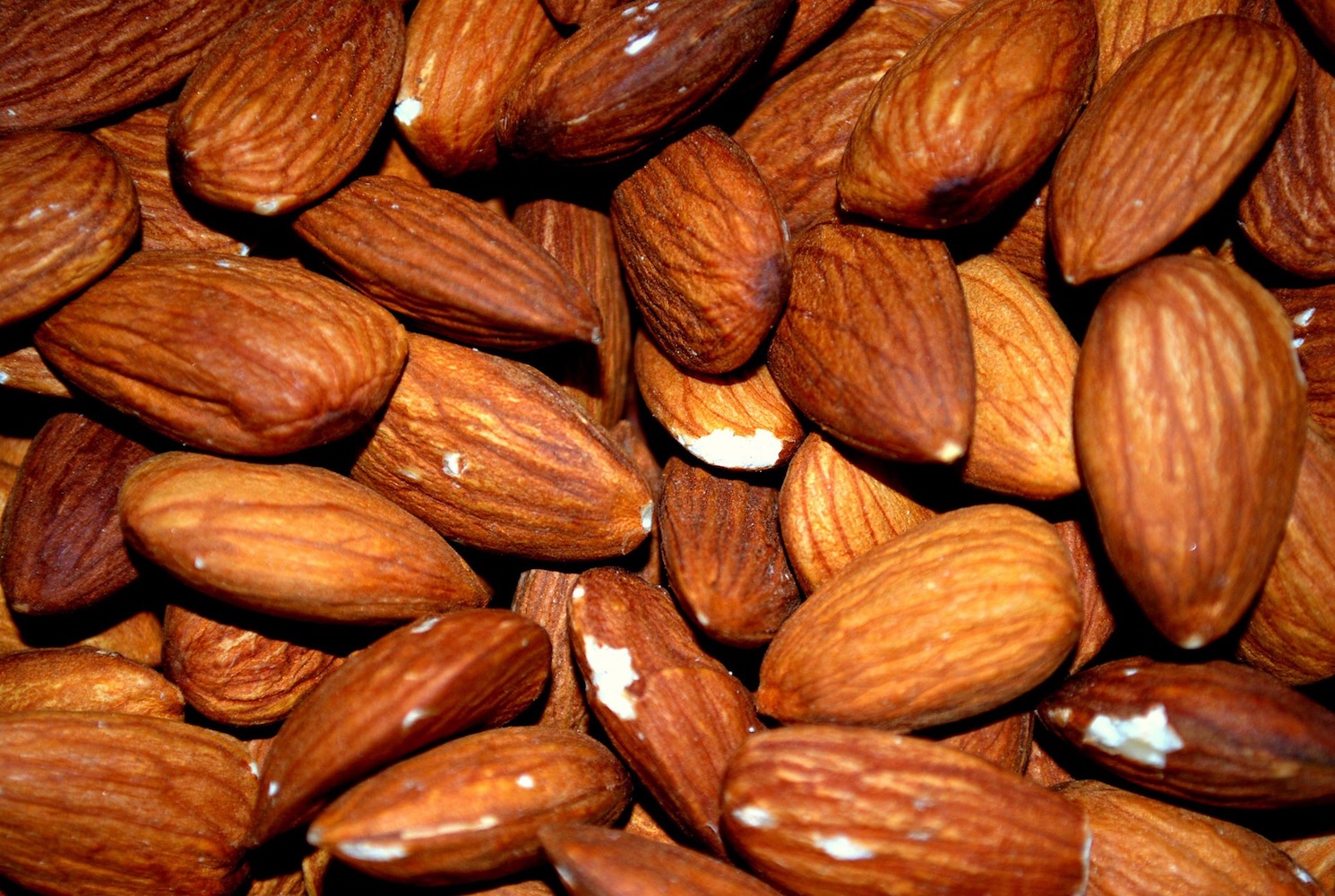 bunch of raw almonds